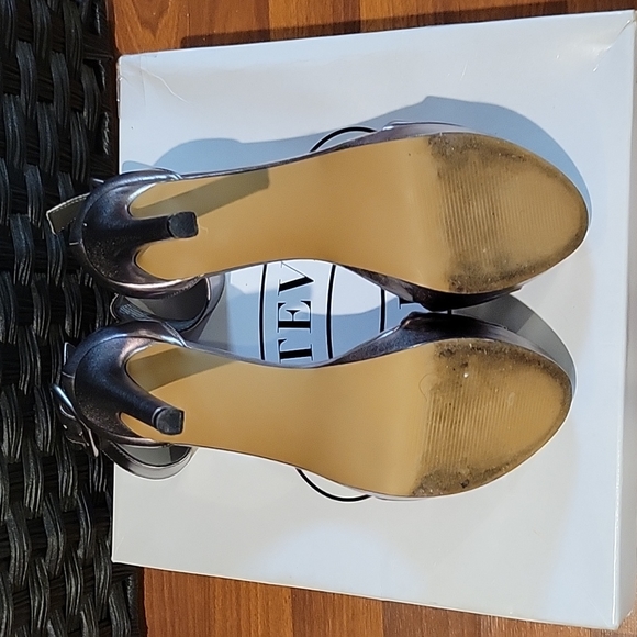 STEVE MADDEN EUC PEWTER COLORED ANKLE STRAP PLATFORM  SANDAL - Picture 3 of 4